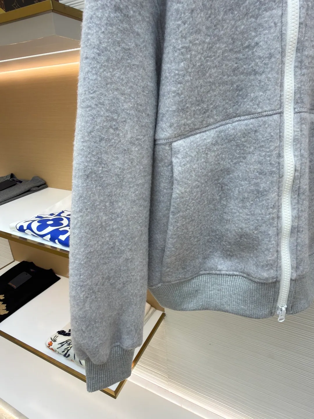 P770 Canada Goose Fleece Badge Hooded Jacket ●Original version: Purchased and developed by 6109 ●Item number: 1682016-C55 ●Fabric: wool fabric ●Technology: Fleece production ●Color: gray ●Type: Fitted version ●Weight: about 1000 grams ●Size: S-M-L-XL ●Description: A wool fleece fabric blended with wool as the main body and a very small amount of spandex and polyester fibers. Wool is a core natural ingredient that provides unparalleled temperature regulation, antibacterial and anti-odor properties and a skin-friendly feel. The feeding of a small amount of spandex gives the fabric a certain degree of four-way elasticity, making it non-restrictive during daily activities. As the basis of fleece's structure, polyester fiber enhances the fabric's durability, wrinkle resistance and quick-drying properties. It contributes to the loft of the fleece and provides functions such as trapping air. The sleeves and hem adopt 2×2 ruffles. Its strong elasticity can closely fit wrists and waists of different thicknesses, forming an effective 'seal' to prevent cold wind from blowing back. It can still maintain its original shape after repeated stretching and use, and is not easy to loose and deform. And the ribbed cuffs can convey a sense of design and enhance the visual beauty. The combination of hood design and elastic buckle improves warmth and windproof performance when worn. The overall wiring is straight and delicate, the fabric is comfortable and soft, and the color is consistent without color difference. It can be matched with the same style to create a fashionable look and control various occasions. Customized accessories, complete with three standards, same style for men and women!